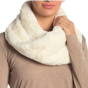 La Fioretina Women's White Faux Fur Infinity Scarf OS